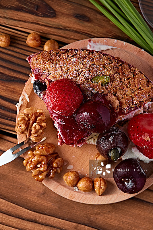 鲜水果点缀的鲜奶慕斯草莓烤坚果生日蛋糕图片素材