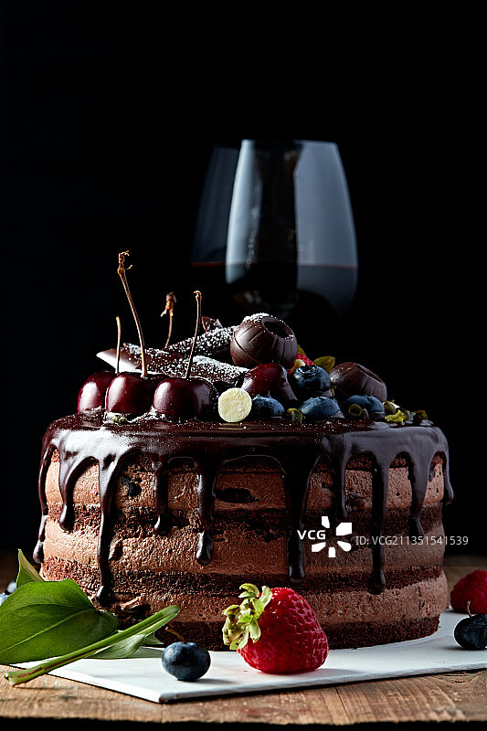 蓝莓草莓车厘子巧克力鲜奶慕斯生日蛋糕图片素材