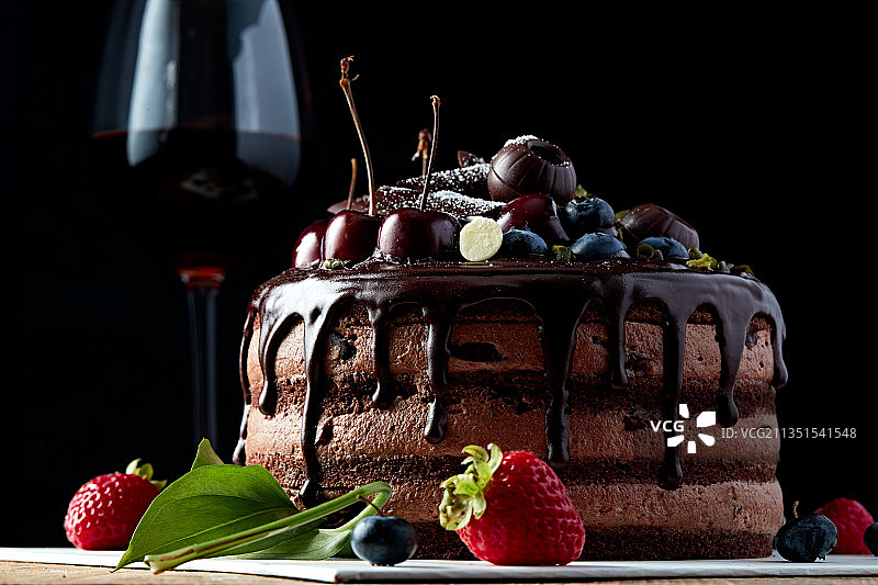 蓝莓草莓车厘子巧克力鲜奶慕斯生日蛋糕图片素材