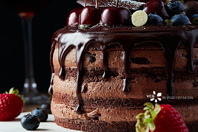 蓝莓草莓车厘子巧克力鲜奶慕斯生日蛋糕图片素材