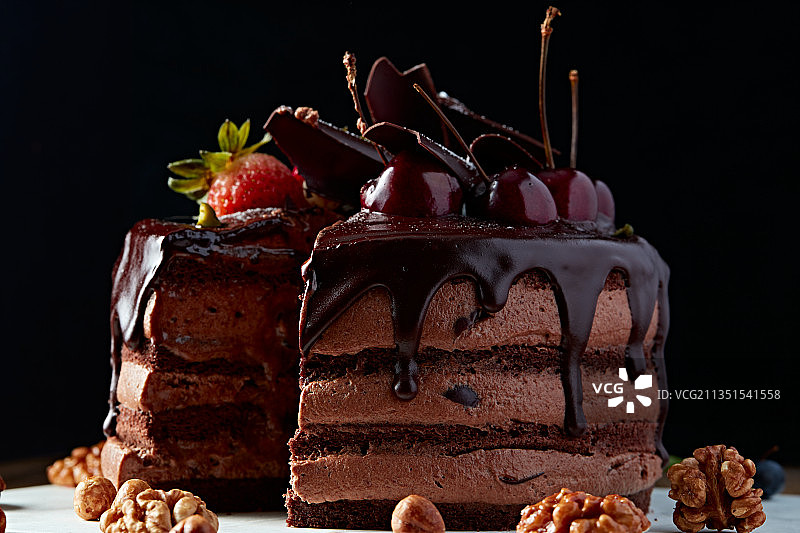 蓝莓草莓车厘子巧克力鲜奶慕斯生日蛋糕图片素材