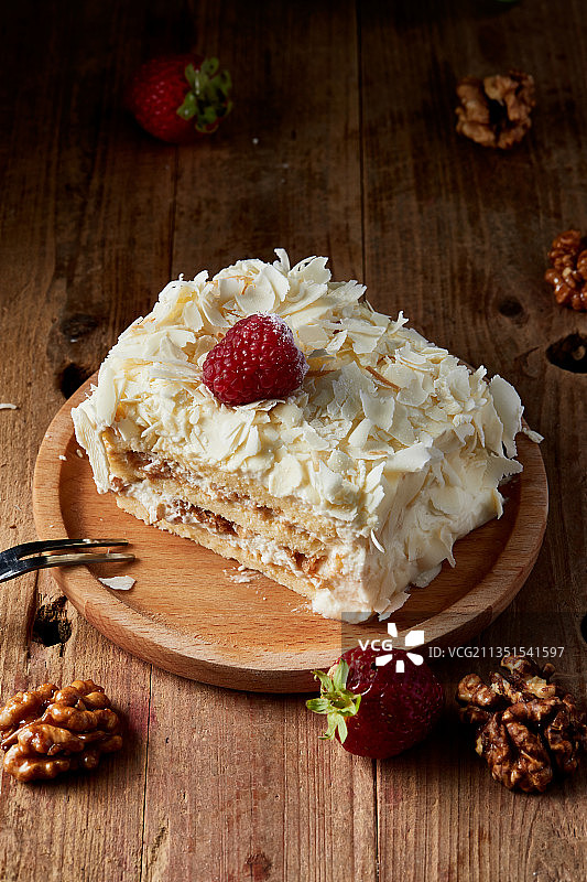 草莓白巧克力榴莲慕斯生日蛋糕图片素材