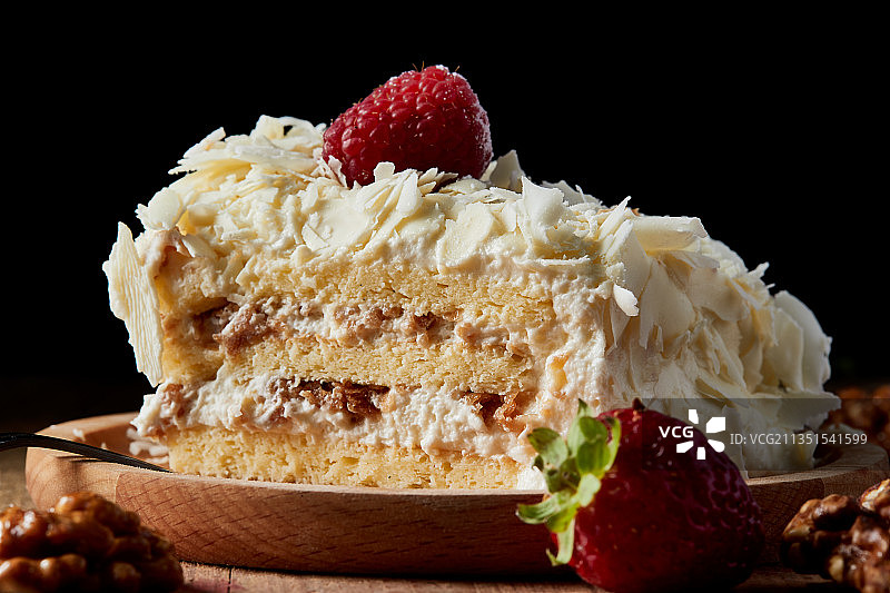 草莓白巧克力榴莲慕斯生日蛋糕图片素材