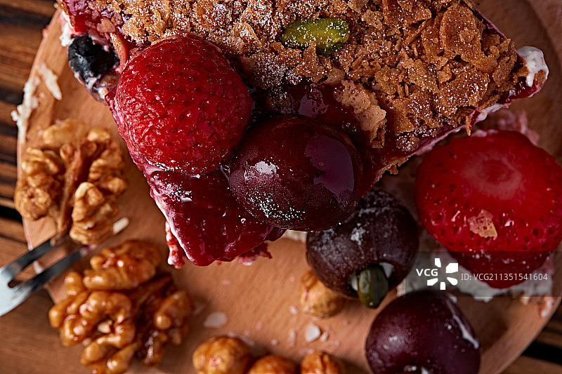 鲜水果蓝莓果酱香烤坚果碎生日蛋糕图片素材