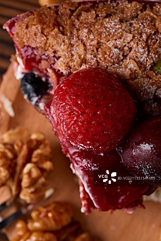 鲜水果蓝莓果酱香烤坚果碎生日蛋糕图片素材