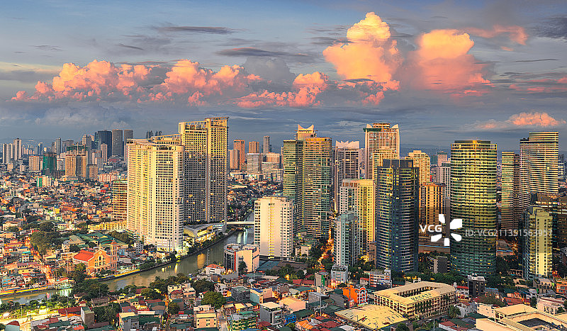夕阳下的城市天际线图片素材