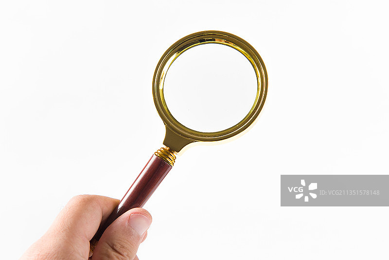 白色背景上手拿放大镜图片素材