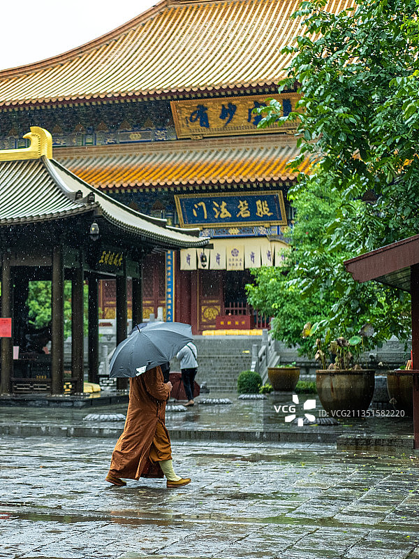 雨中行走的僧人图片素材