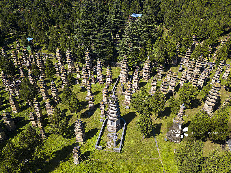河南省郑州市登封嵩山少林寺塔林夏天户外风光航拍图片素材