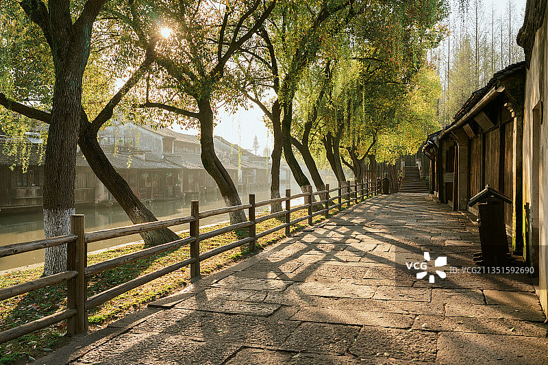 乌镇东栅温暖的晨光图片素材