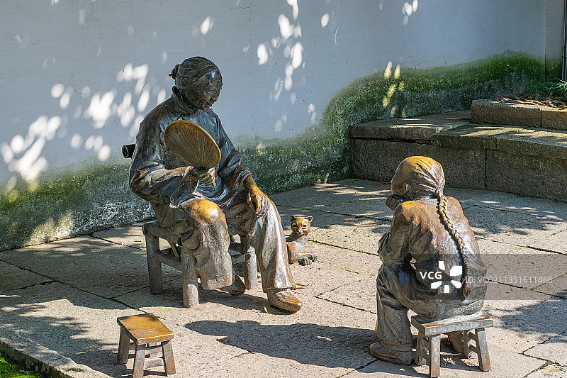 鲁迅幼时铜像图片素材