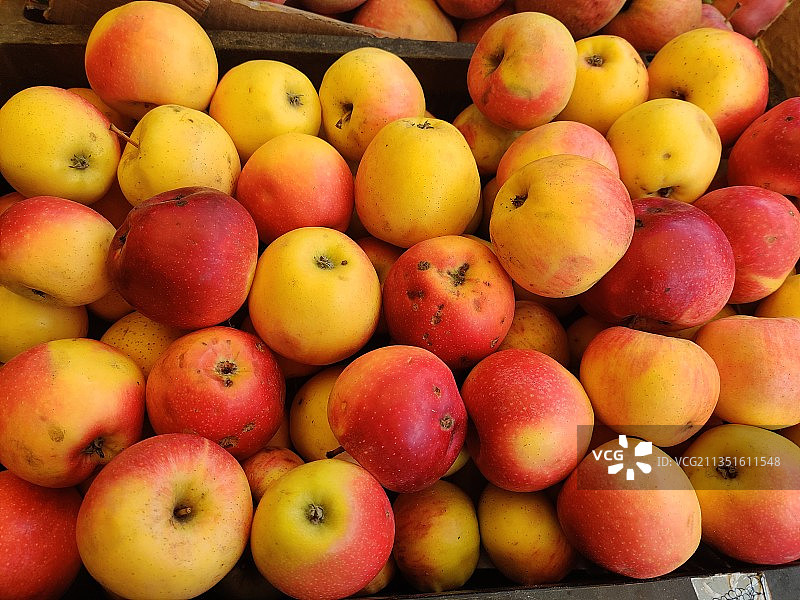 酥脆新鲜苹果，来自印度图片素材