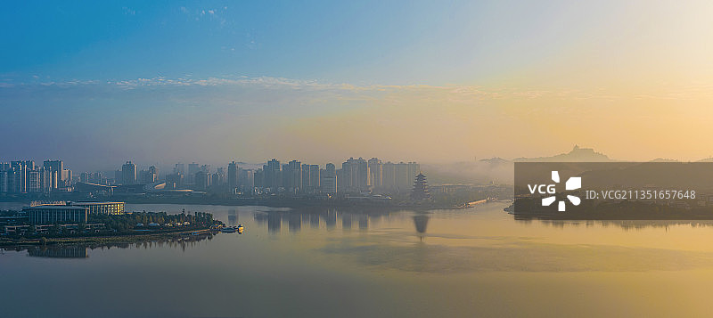 薄雾中的晨曦图片素材