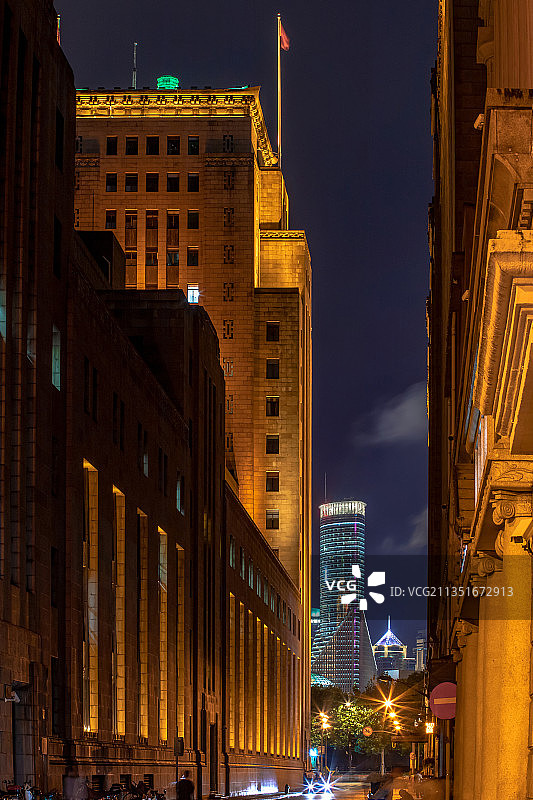 《夜上海2》华灯初上,街道的尽头有梦幻的蓝天白云和灯光的星芒图片素材