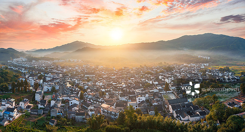 朝阳下的呈坎徽派建筑图片素材