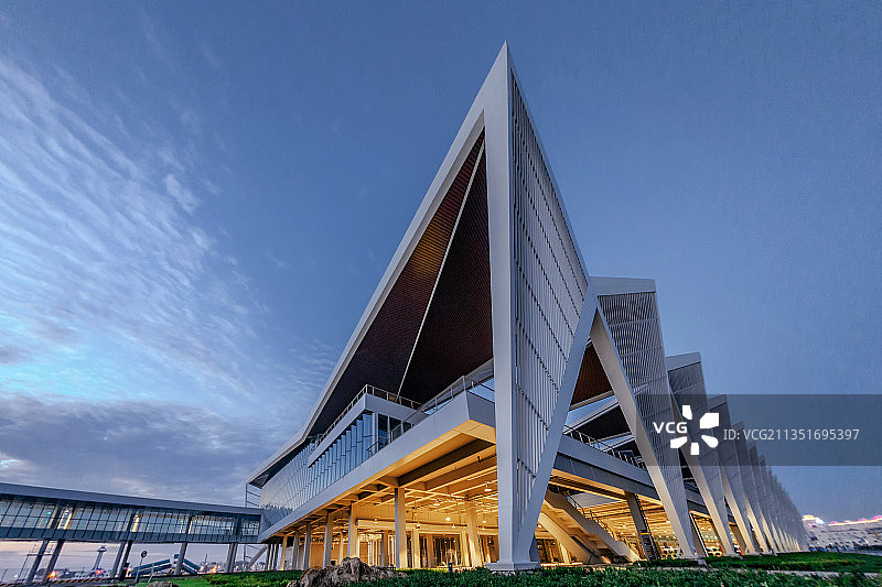 青岛邮轮港夜景图片素材