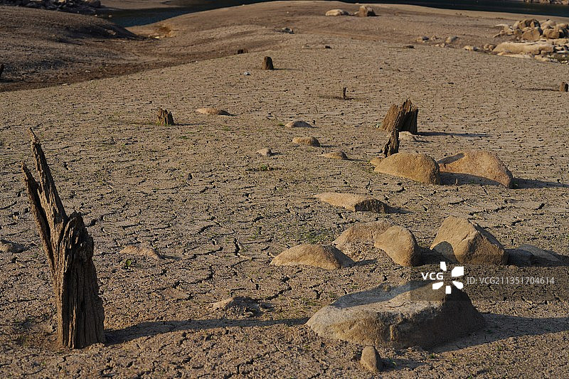 干旱时期干枯的河底特写图片素材