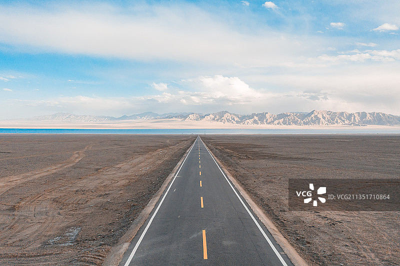 甘肃荒漠中苏干湖航拍风光图片素材