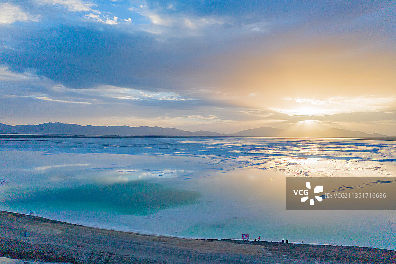 青海省海西大柴旦翡翠湖盐湖天空之境航拍风光图片素材