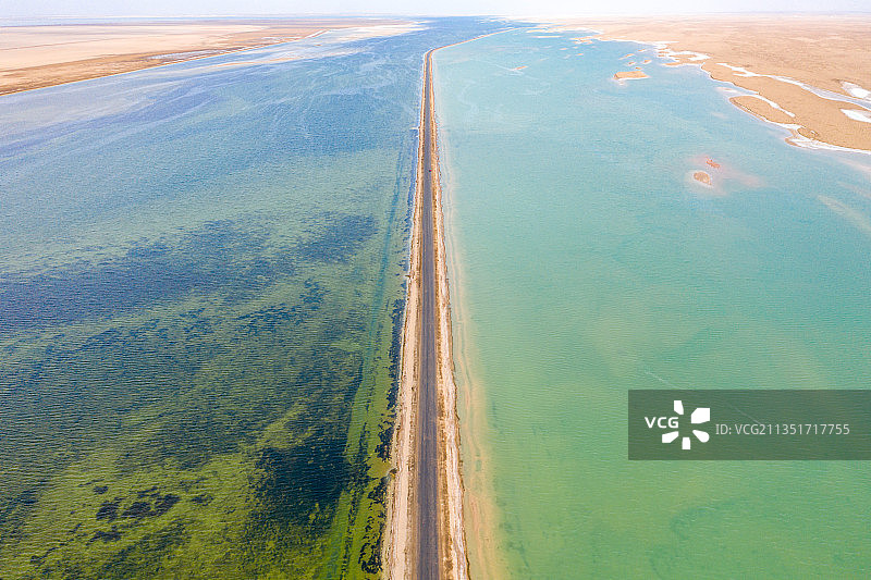 青海柴达木西台吉乃尔湖湖中公路航拍风光图片素材