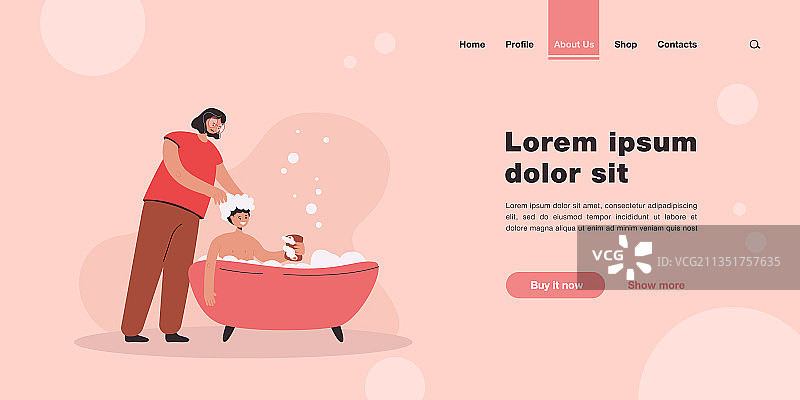 母亲给儿子洗澡洗头图片素材