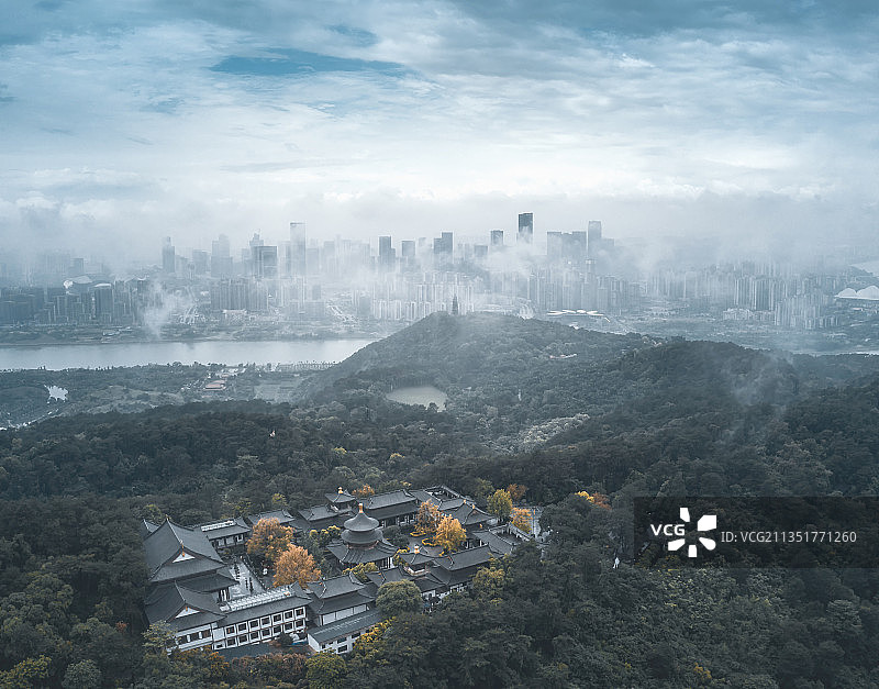 广西南宁阴雨天气的城市航拍风光图片素材