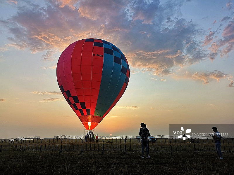晨曦中的热气球图片素材