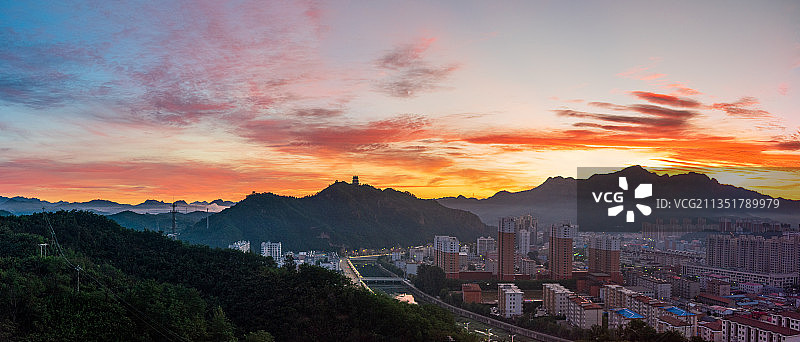 晨曦中的小山城---兴隆图片素材