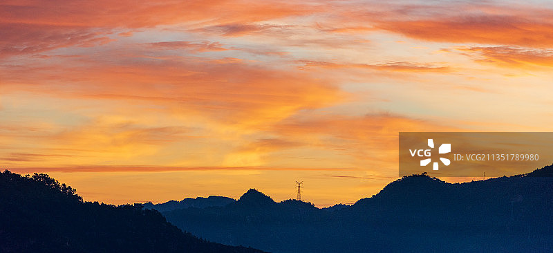 晨曦中的小山城---兴隆图片素材