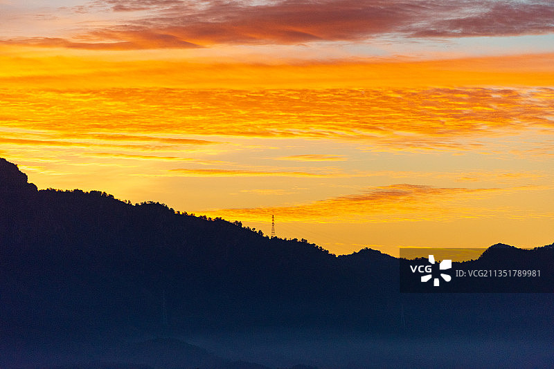 晨曦中的小山城---兴隆图片素材