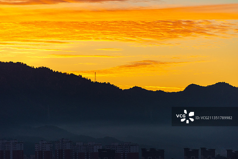 晨曦中的小山城---兴隆图片素材