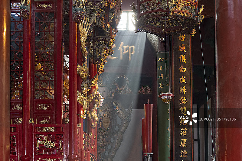 灵隐寺庙里的一束光图片素材