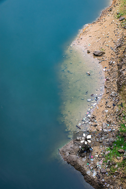白天俯拍布满人类制造的垃圾水库畔上图片素材