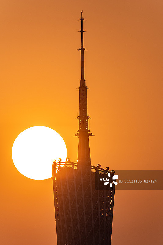 太阳落进广州塔的摩天轮图片素材