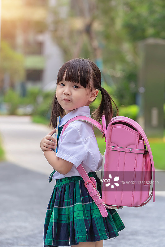 放学路上背书包的小学生图片素材