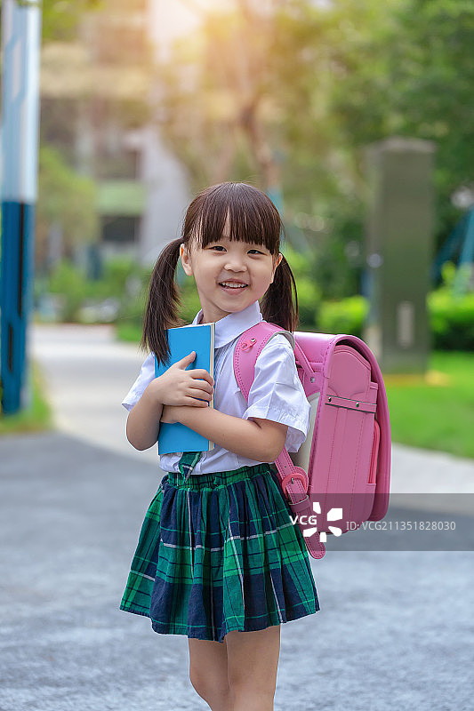 放学路上背书包的小学生图片素材