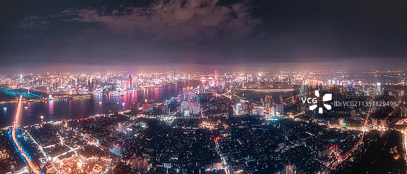 武汉市长江两岸灯光秀航拍图片素材