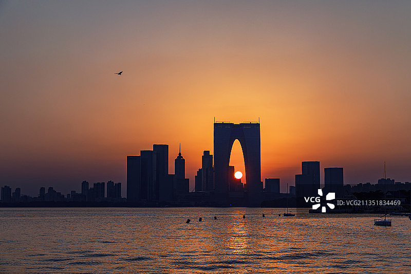 日落黄昏的金鸡湖东方之门图片素材