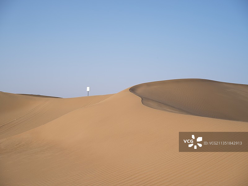 沙漠 路标 沙丘 黄昏图片素材