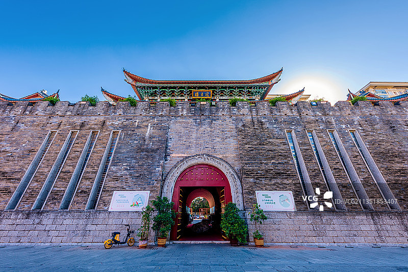 中国云南昆明古城近日楼图片素材