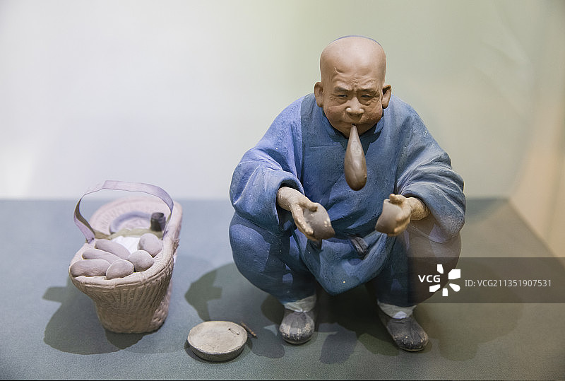 天津泥人张美术馆馆藏艺术品张玉亭作品吹糖艺人图片素材