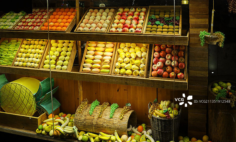 夜色中五彩斑斓的水果摊图片素材