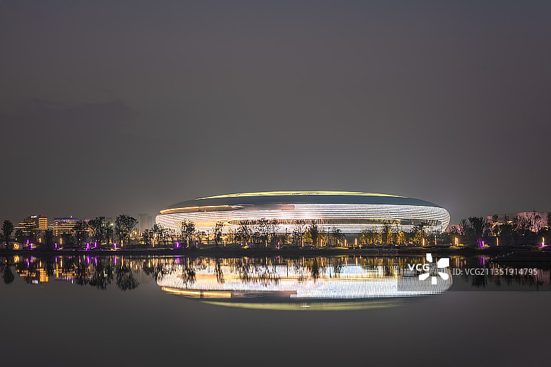 成都大运会主场馆和东安湖体育公园夜景图片素材