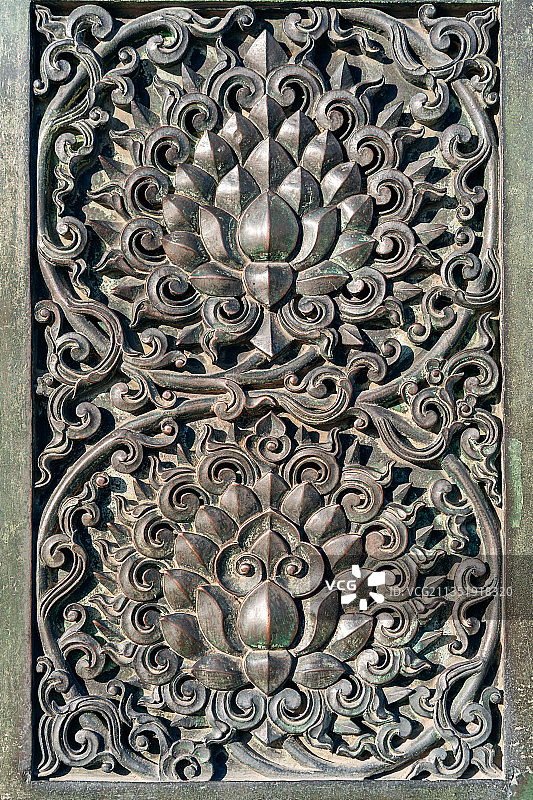 故宫太和门狮子座的吉祥莲花图片素材