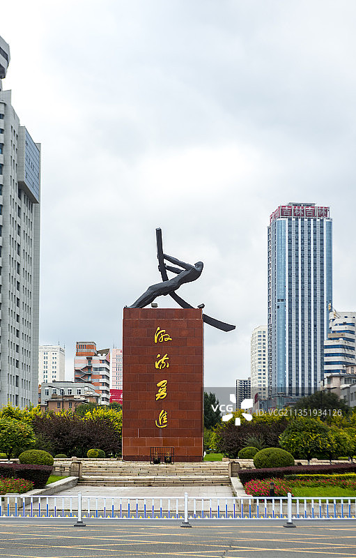 吉林市江城广场雕塑激流勇进图片素材