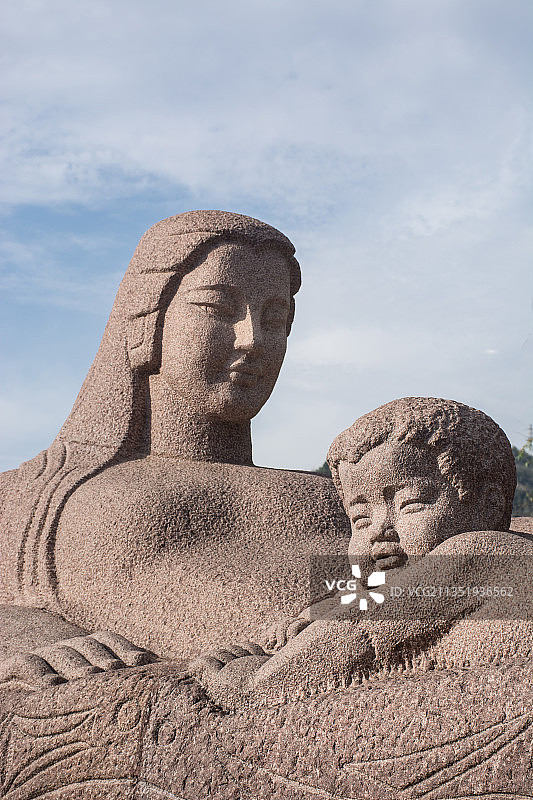 中国甘肃省兰州市城市文化名片地标黄河母亲雕像图片素材