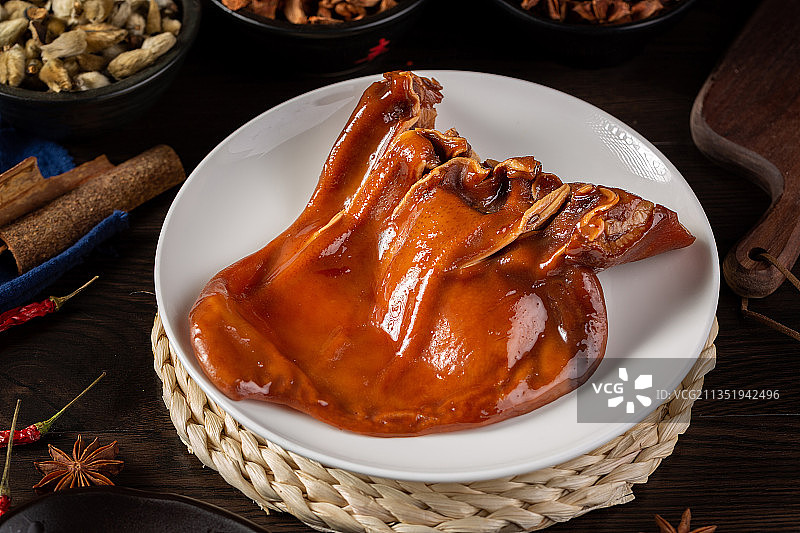 中国传统地方特色熟食：卤猪耳图片素材