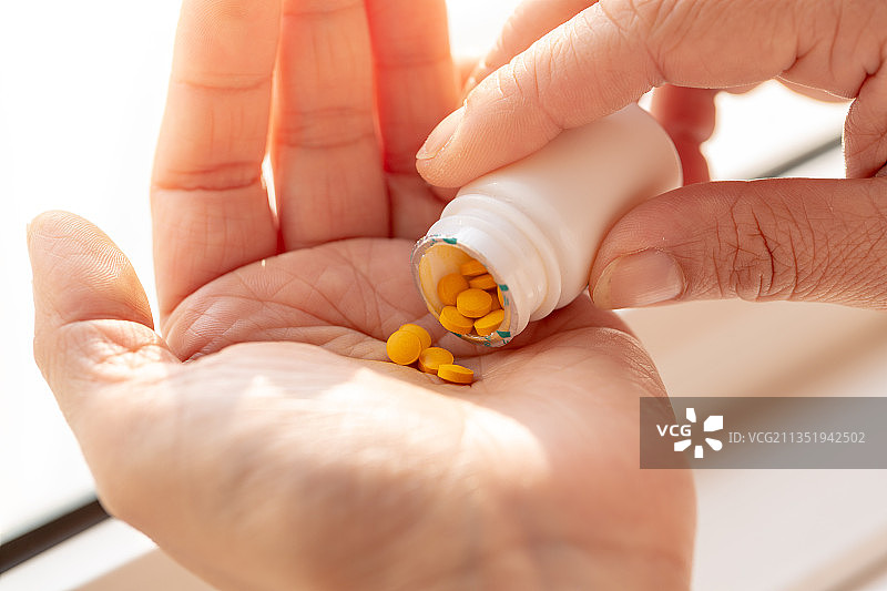 吃药时药片倒进手掌里图片素材