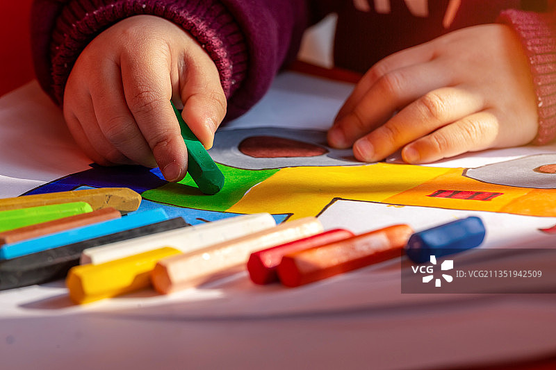 小手拿彩色蜡笔画画涂色图片素材