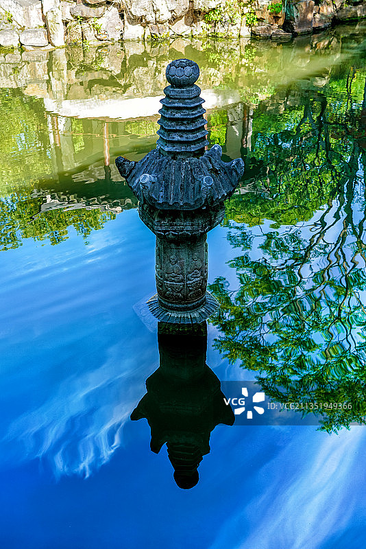 江苏拙政园与谁同坐轩水中石塔倒影图片素材